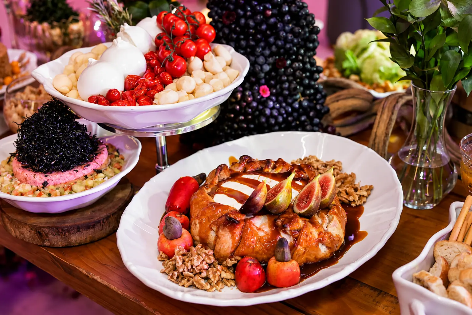 Mesa de buffet com frutas, queijos, figos e acompanhamentos