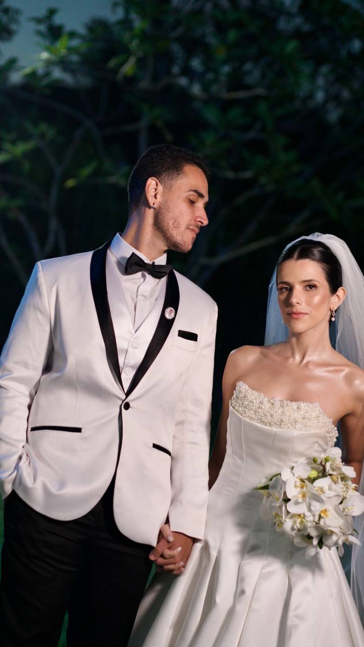 Noivos de mãos dadas durante o casamento